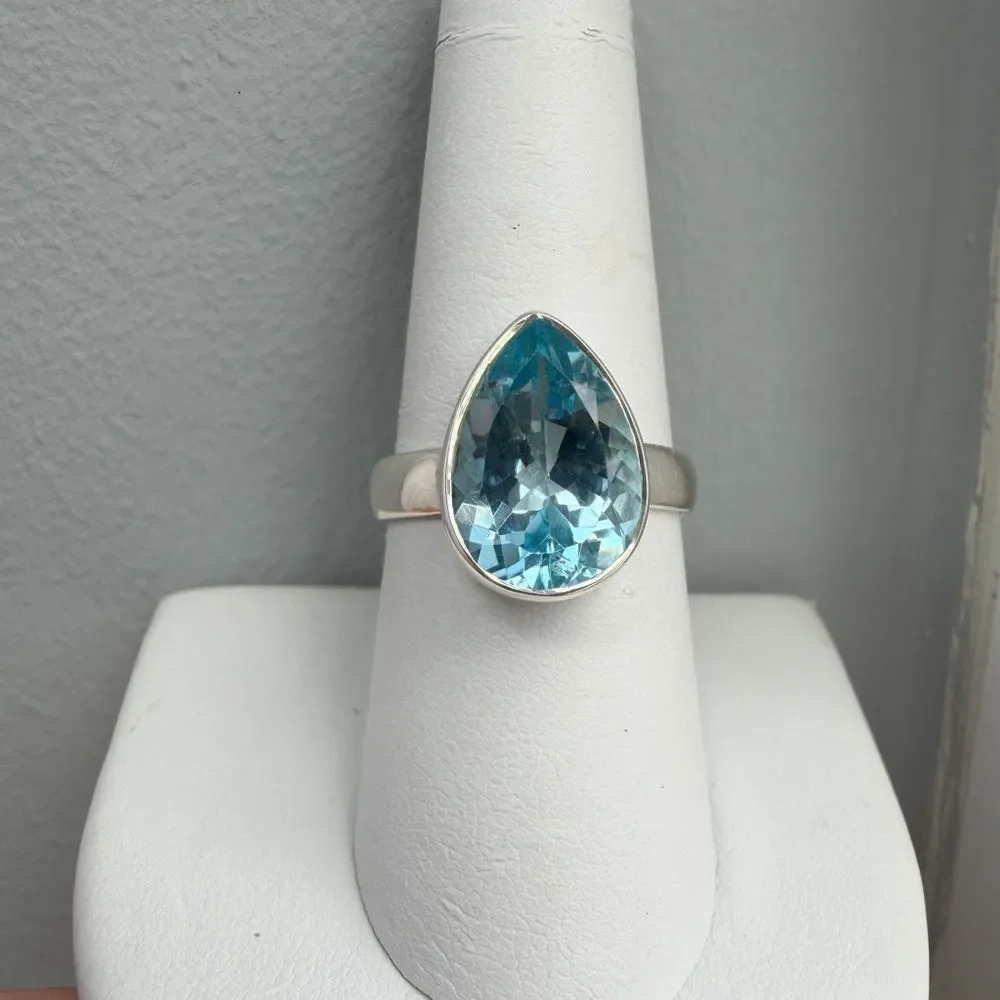 NWT 10x14mm faceted pear cut blue topaz solitaire ring in sterling silver!‎